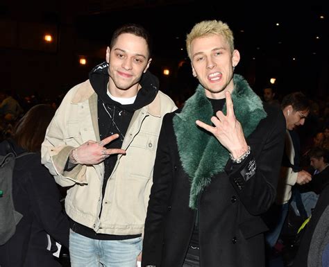 Pete Davidson and Machine Gun Kelly strip and open。